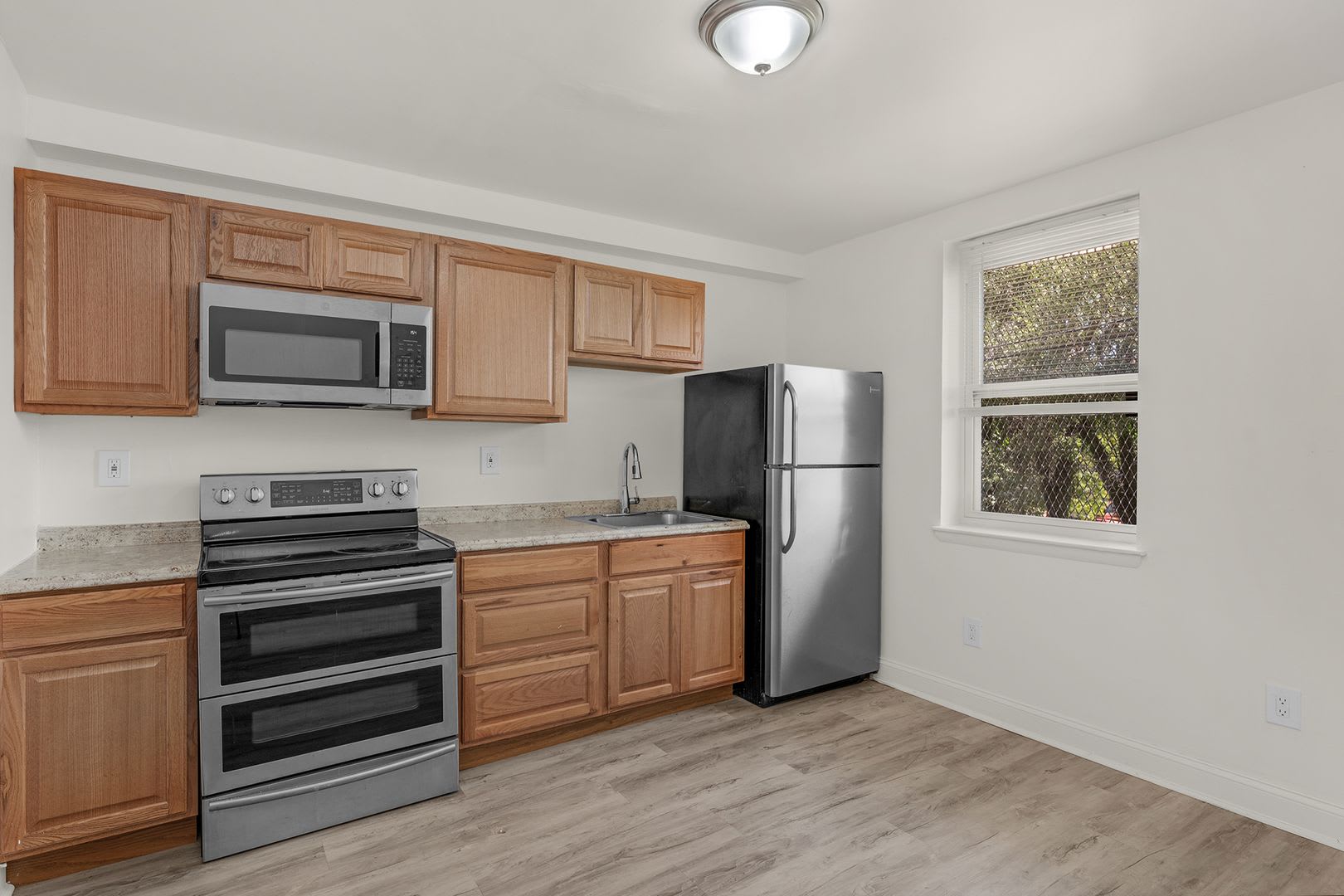 Lovely 3 Bedroom 2 Bathroom Rowhome for Rent – photo 3