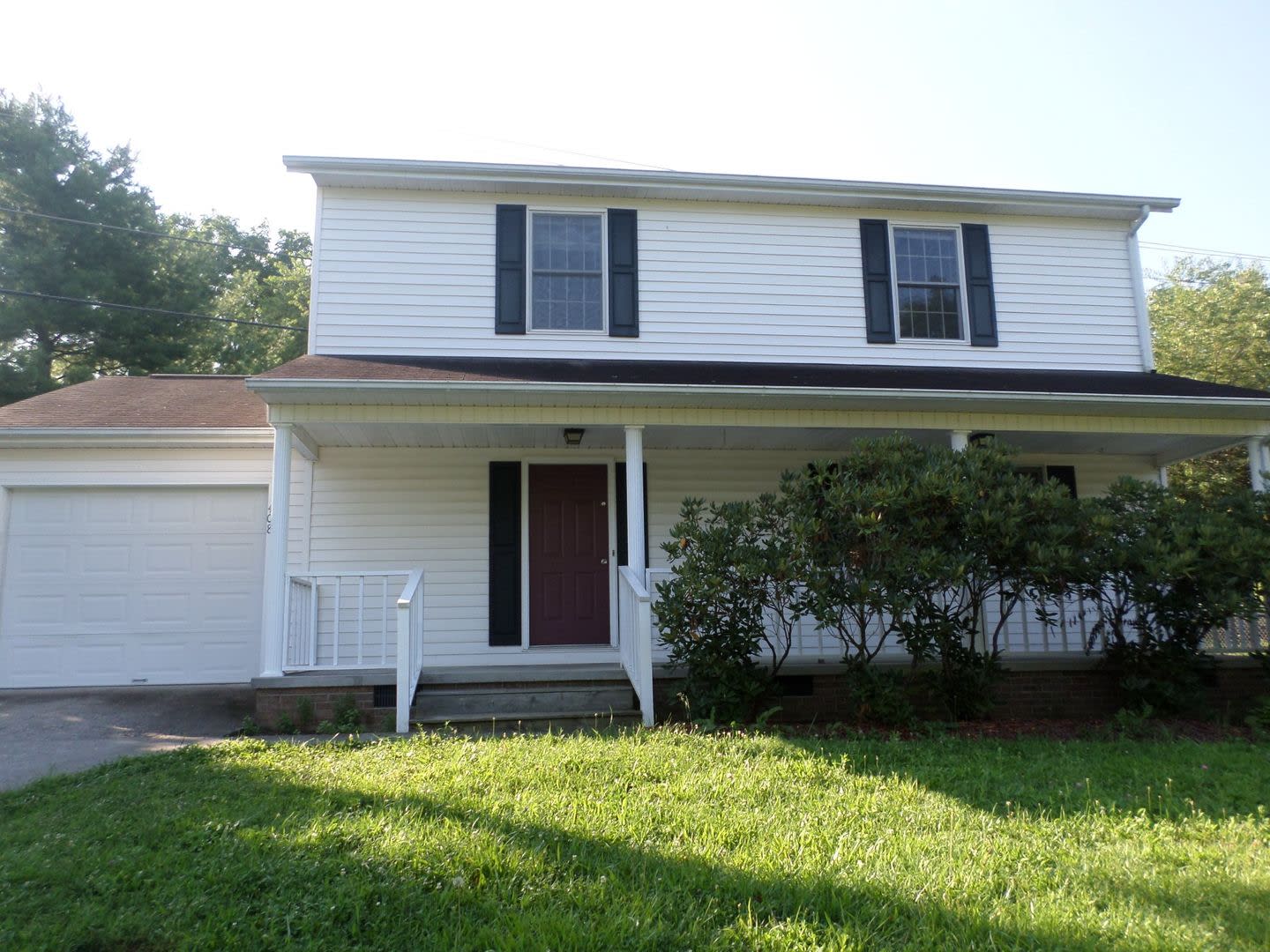 3 Bedroom 2.5 Bath House with 1 Car Garage – photo 2