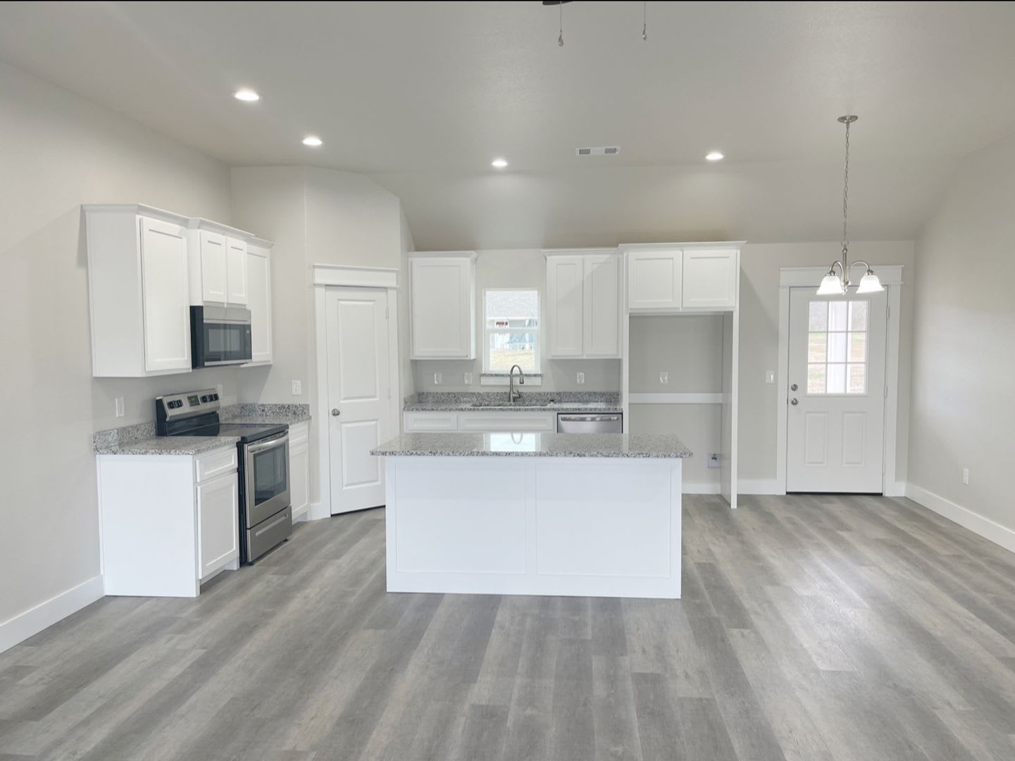 Gorgeous 3 Bedroom 2 Bath Home – photo 2