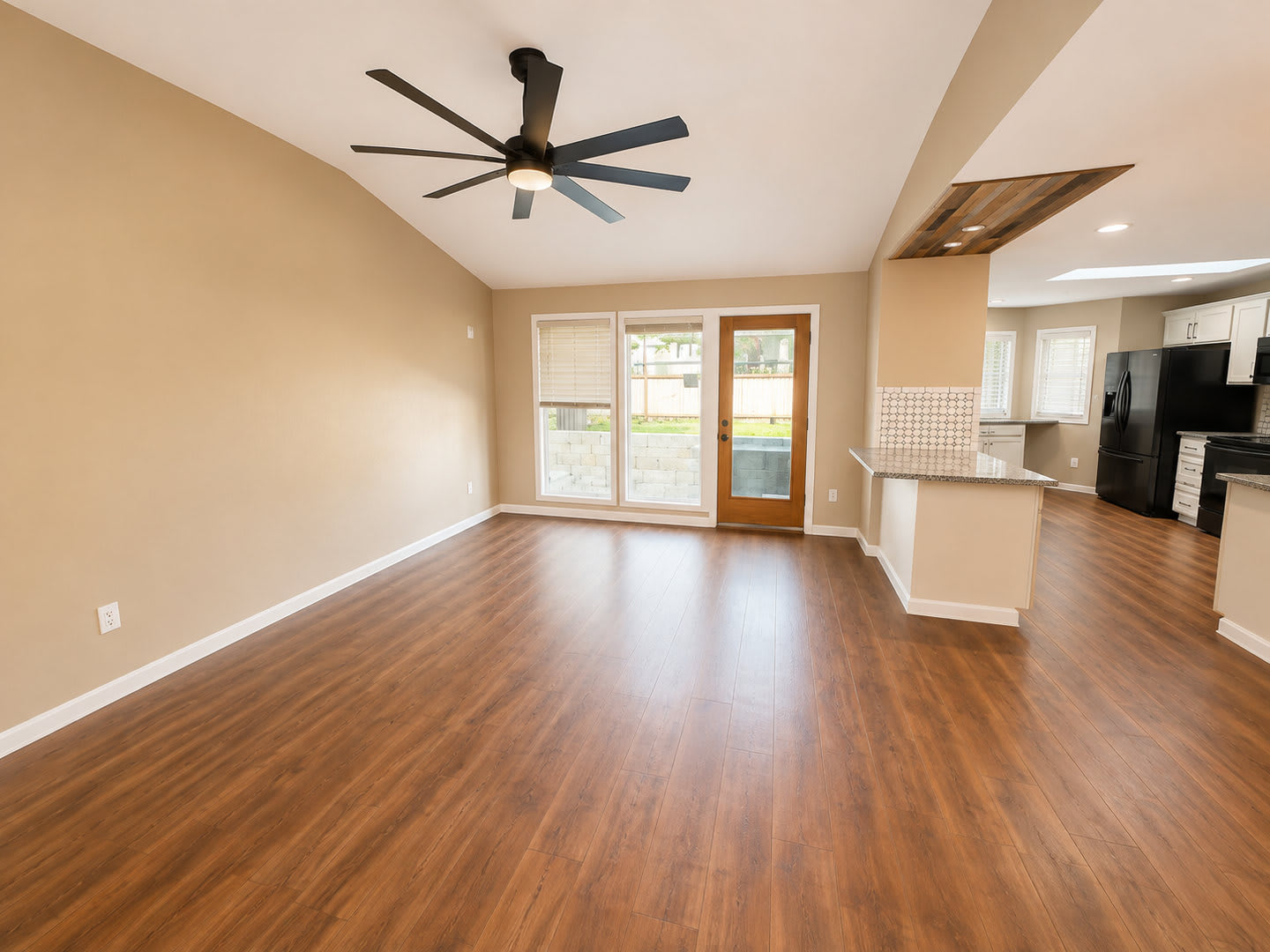 Beautiful 2 bedroom w/ den 2 bathroom home near Fairway Golf Course – photo 2