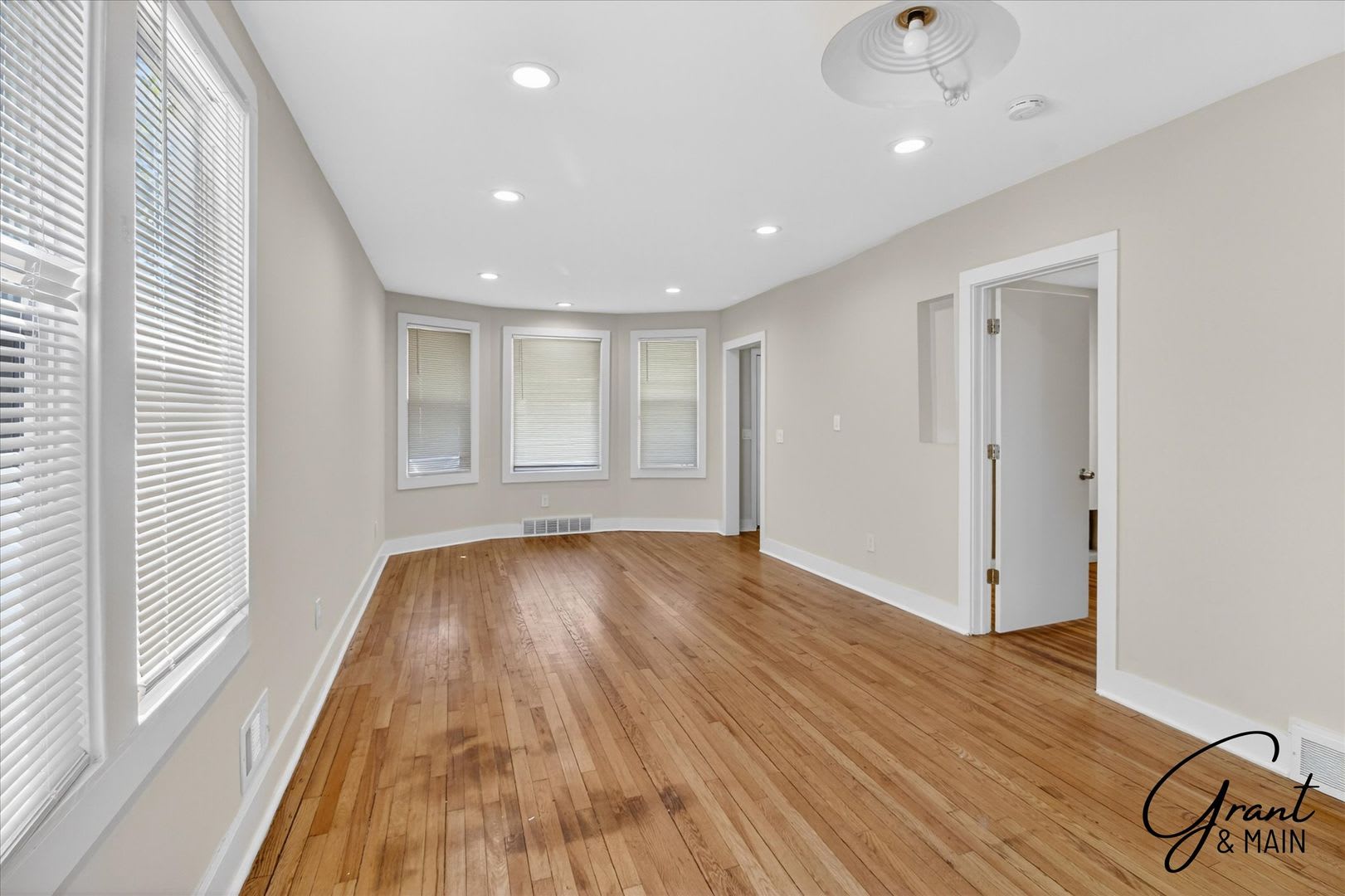1 600 One Of A Kind Bungalow In Hamtramck – photo 2