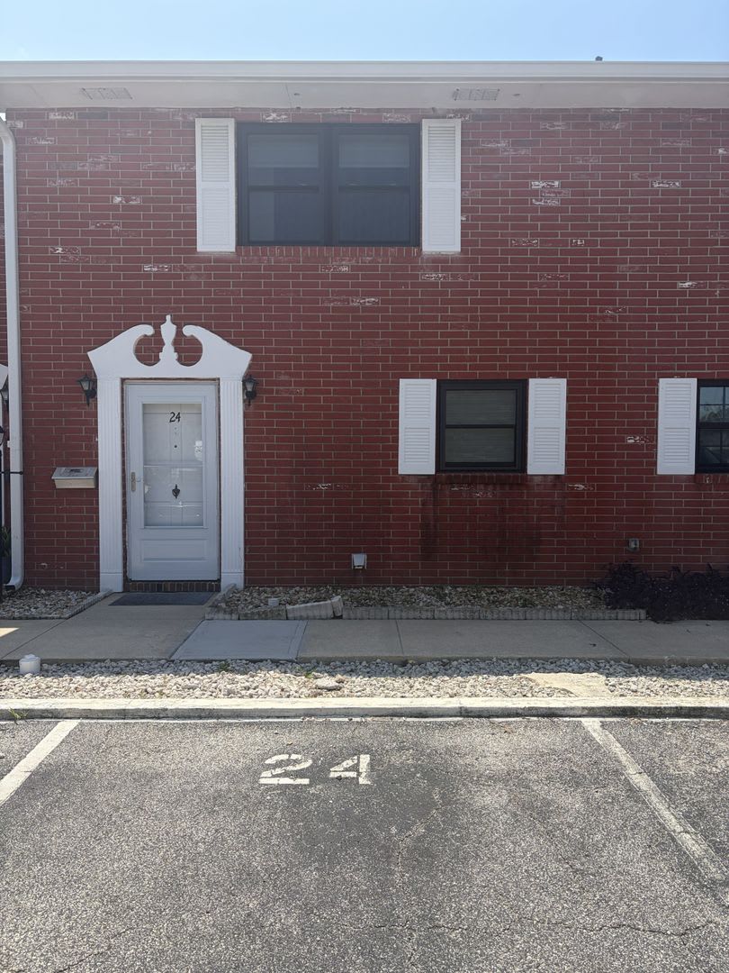 Prestigous Townhome in Colonial Townhouses – photo 1