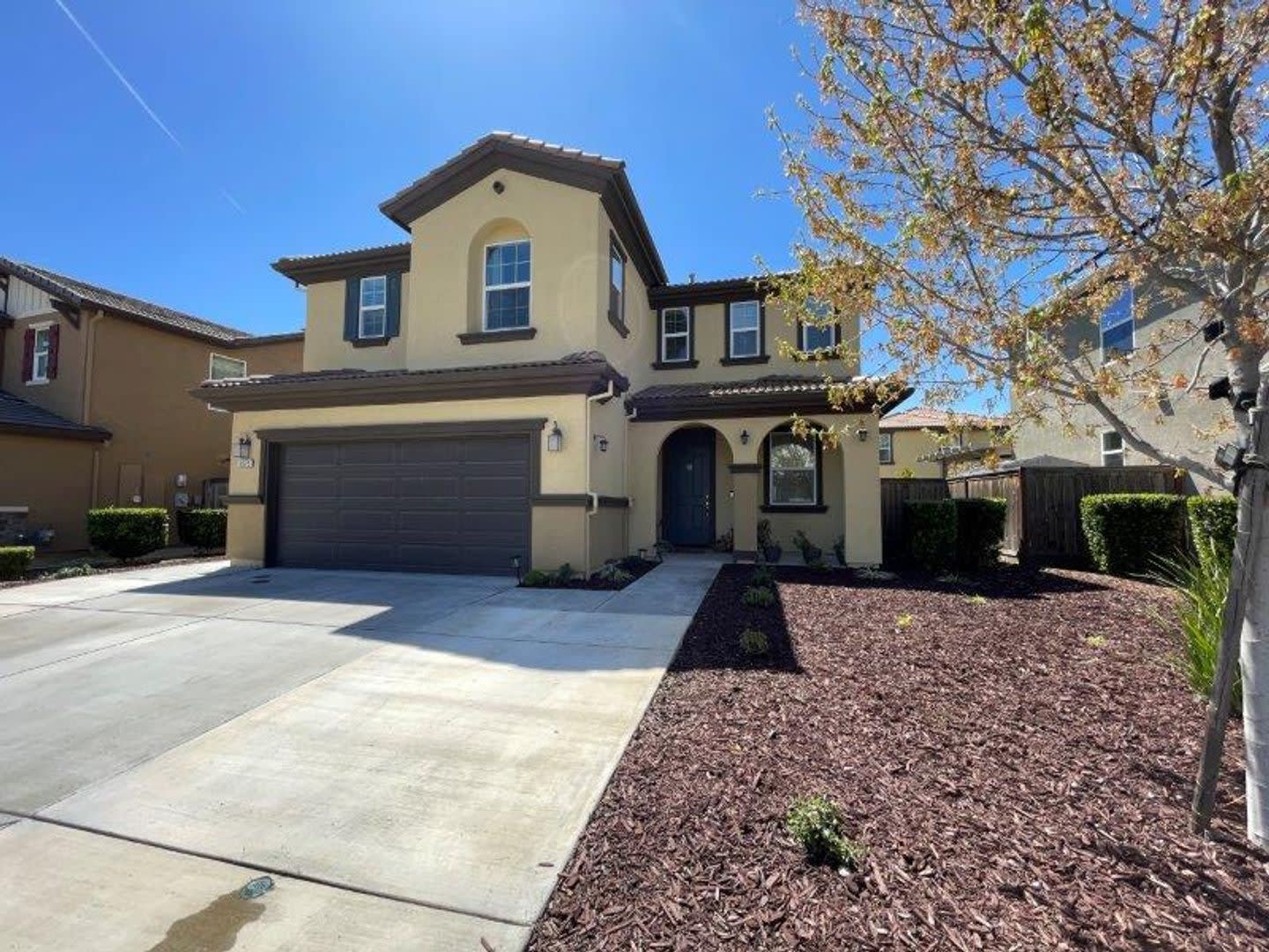 Gorgeous 4 Bed Located in Great Gated Community – photo 1