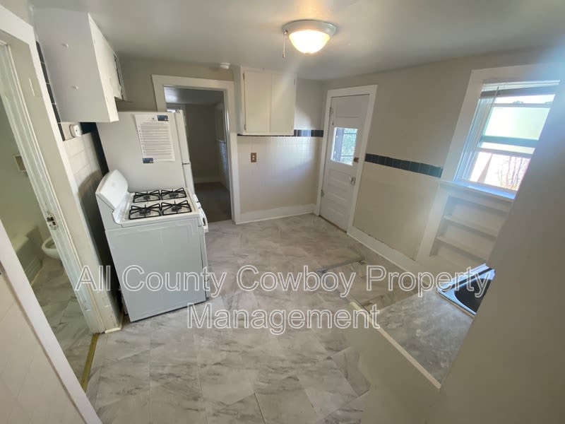 510 E. Lewis St. – photo 4