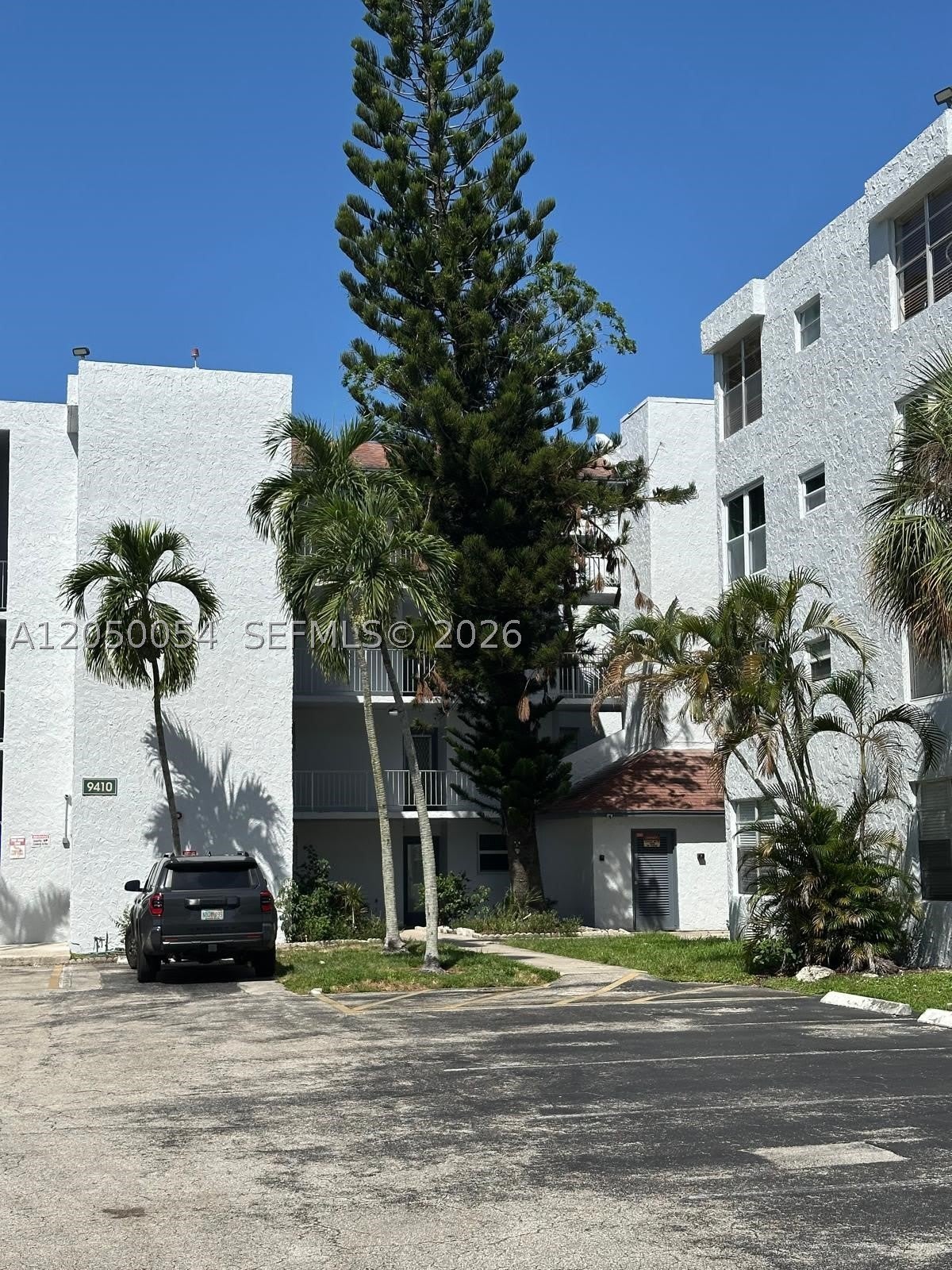 9410 Live Oak Pl – photo 2