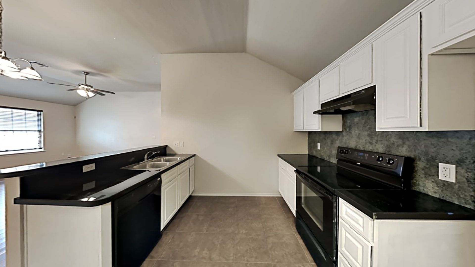 Very Nice and Spacious 3 Bedroom 2 Bath Home in Mustang Schools – photo 5