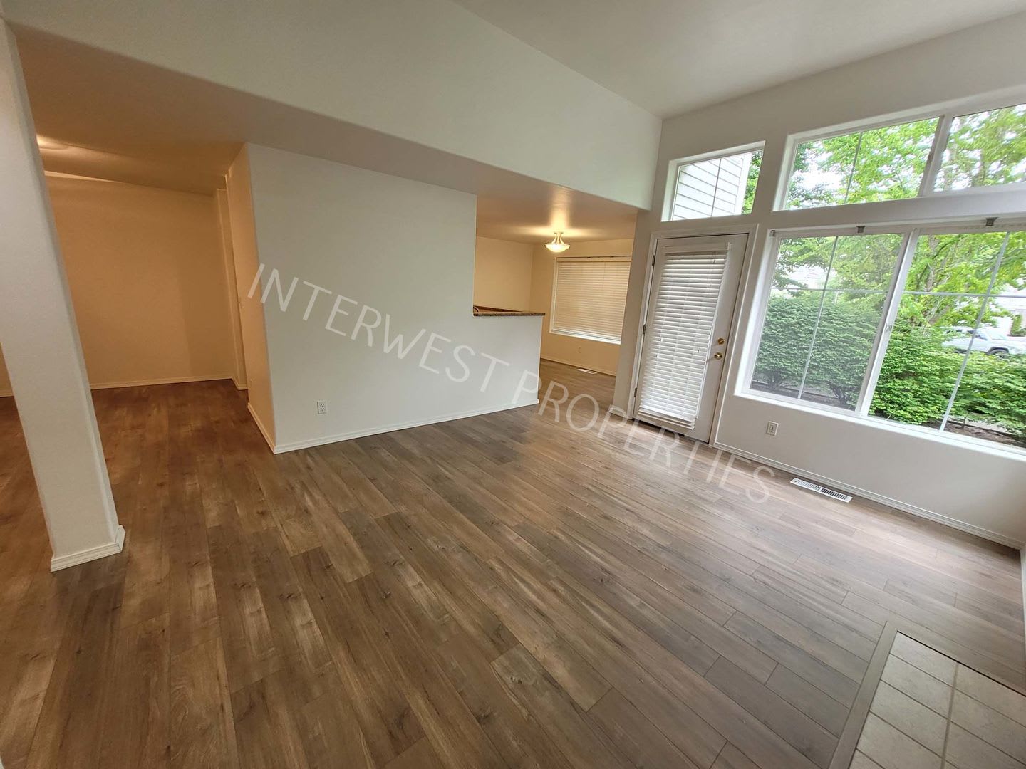 Beaverton 3 Bed 2 5Ba Beautiful 2 Story Condo With 2 Car Garage Gas Fireplace High Ceilings Patio – photo 2