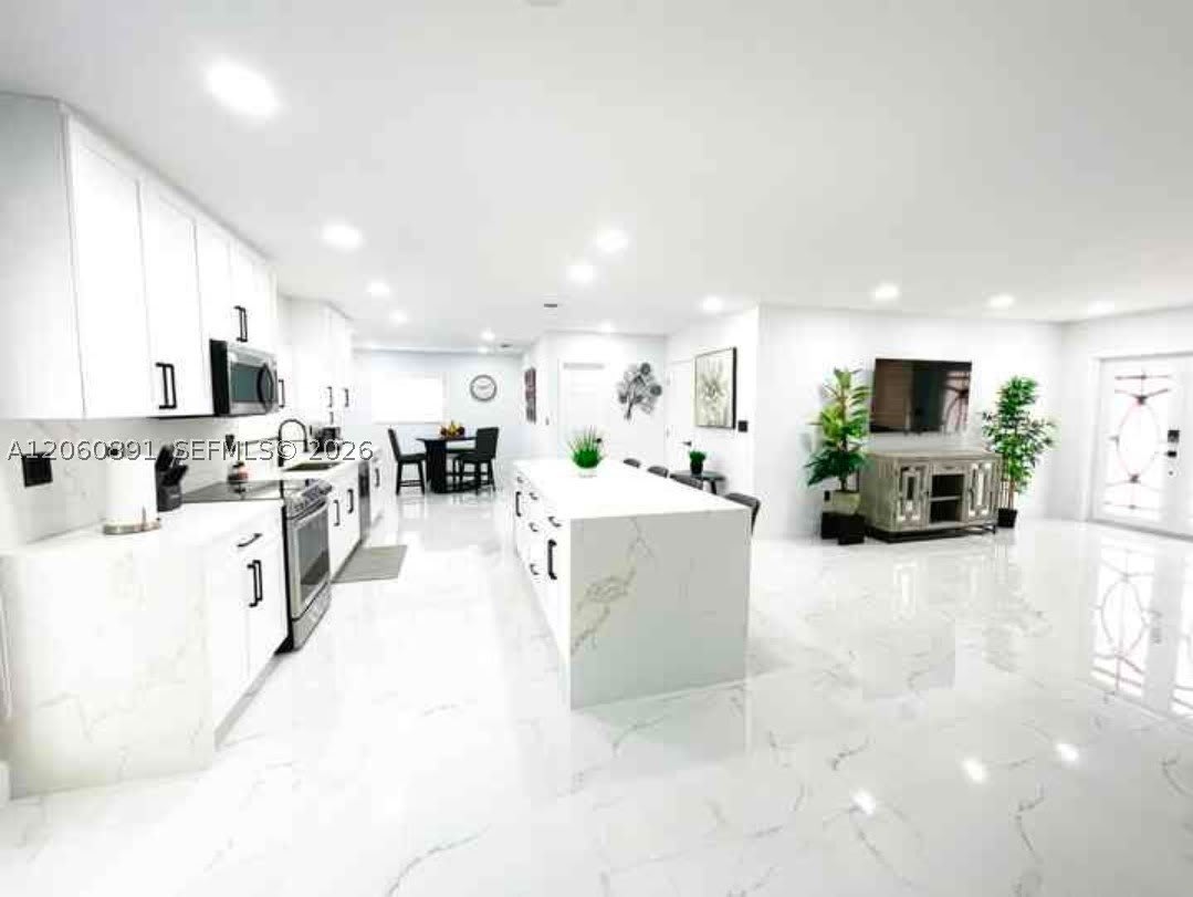 301 SW 136th Ct – photo 2