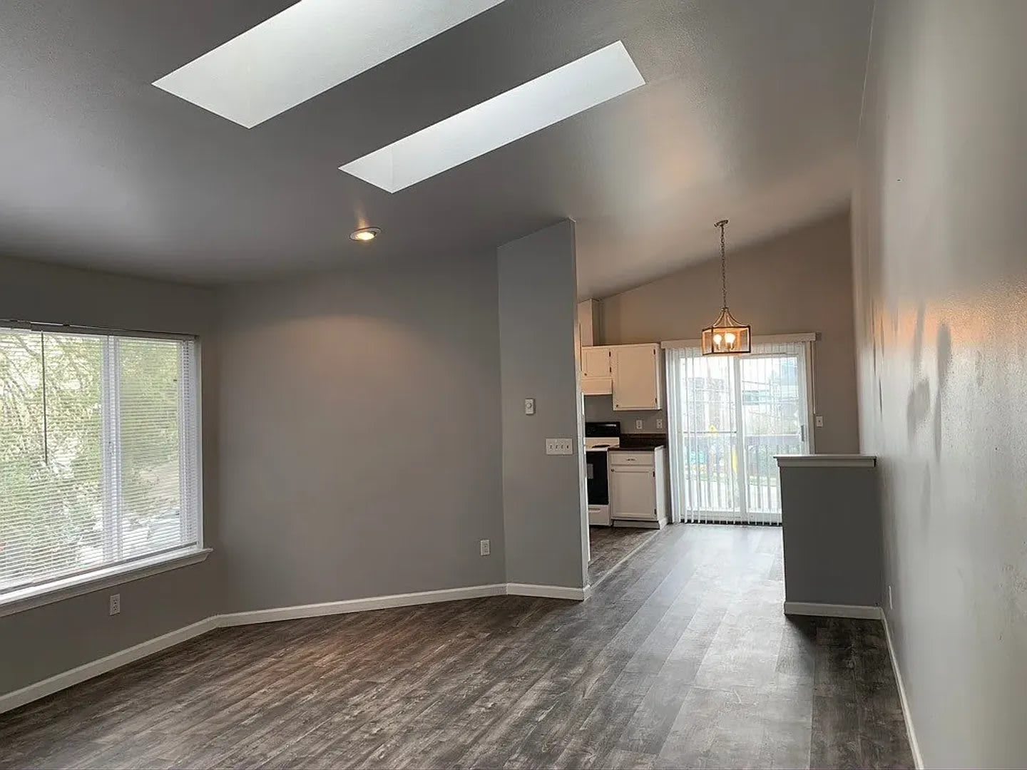 Spacious 3-Bed Townhome with Private Yard & Garage – photo 5
