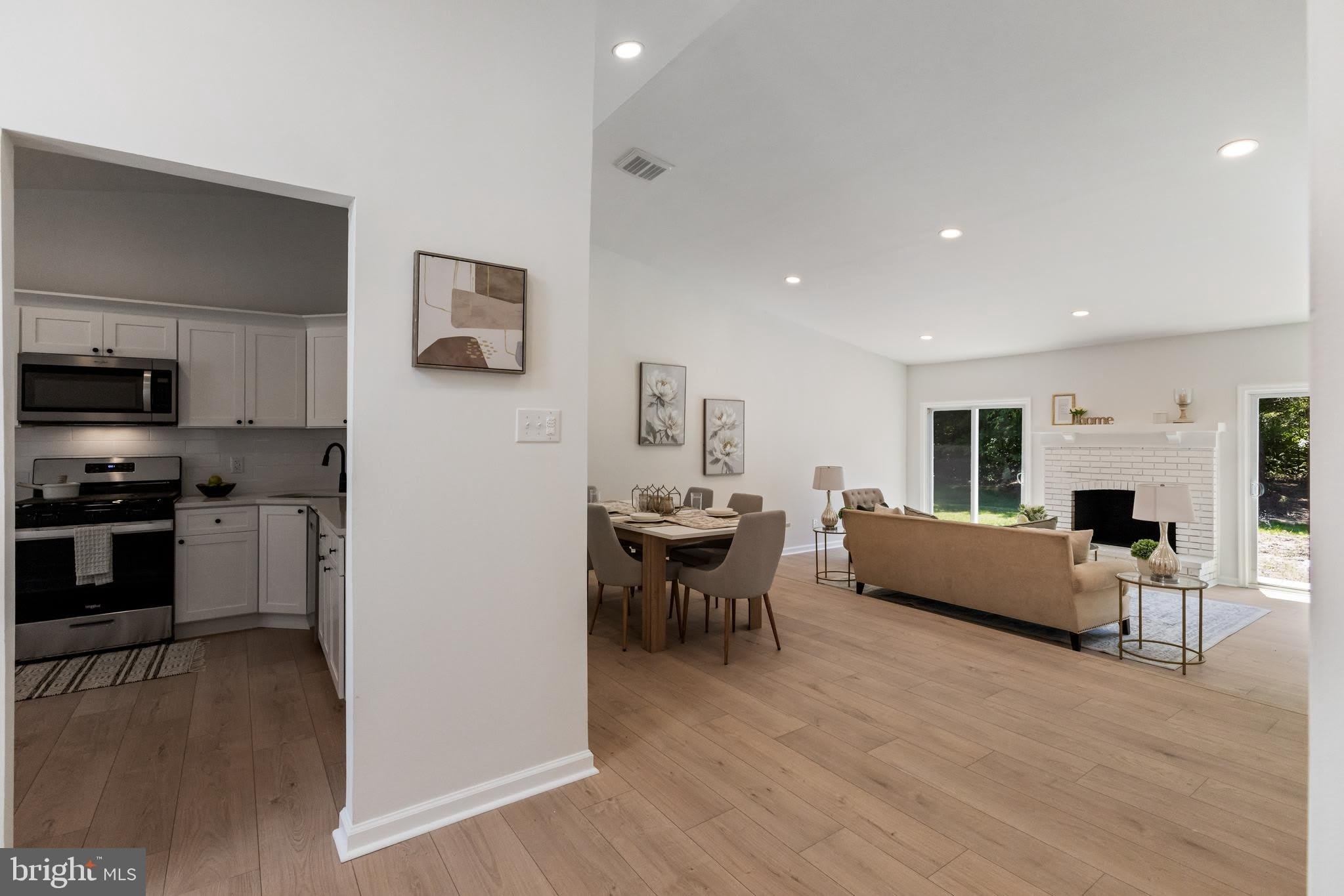 1004 JONATHAN Lane – photo 4