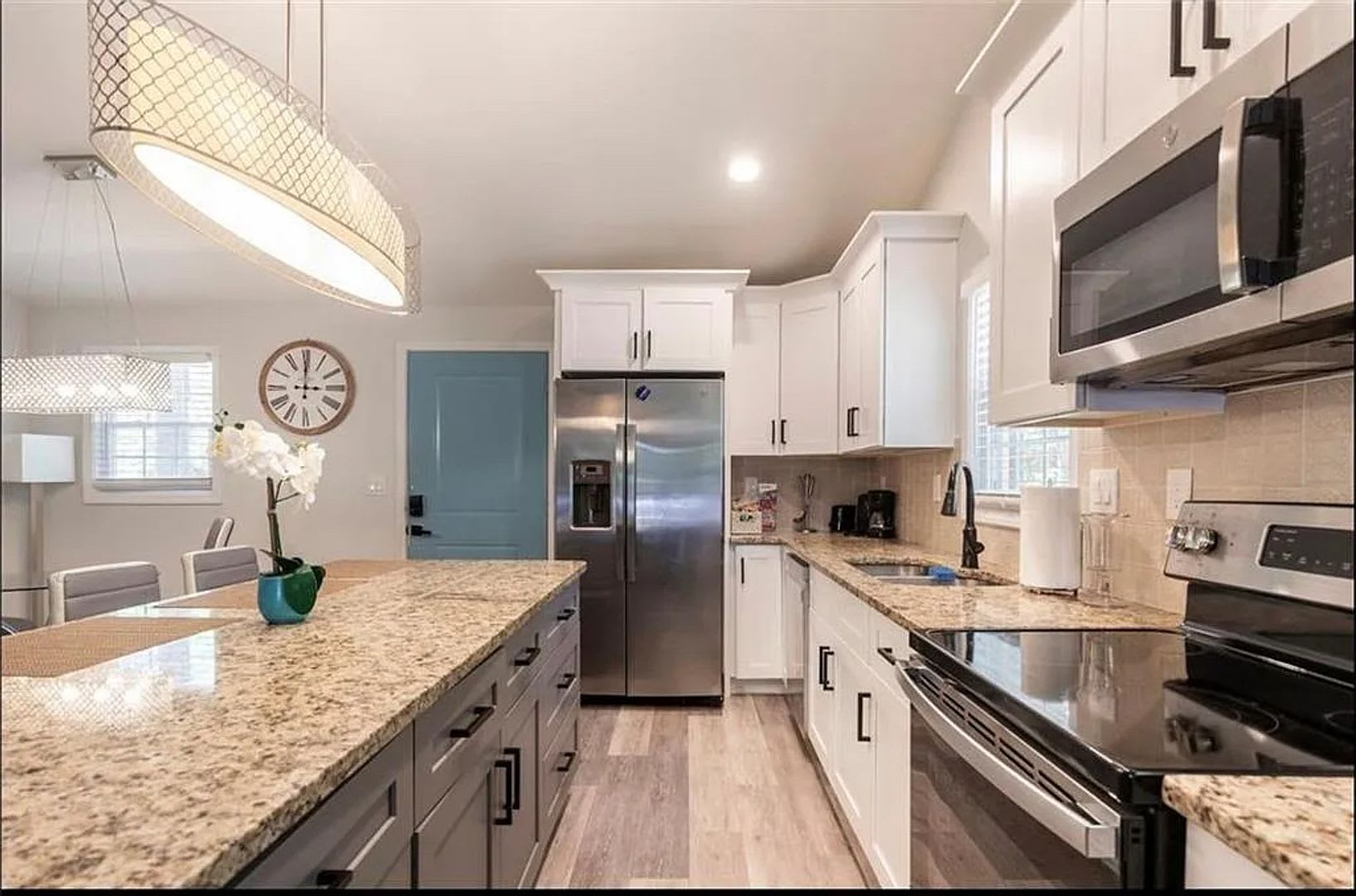 Room in 5 Bedroom Home at Cedar Ave NW – photo 3