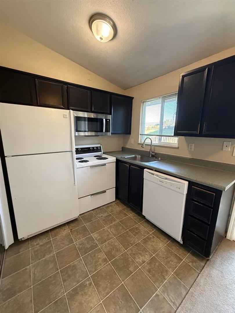 18830 NW Shadow Lane ~ MOVE-IN SPECIAL First Month's Rent FREE! Excellent Unit in Plex – photo 4
