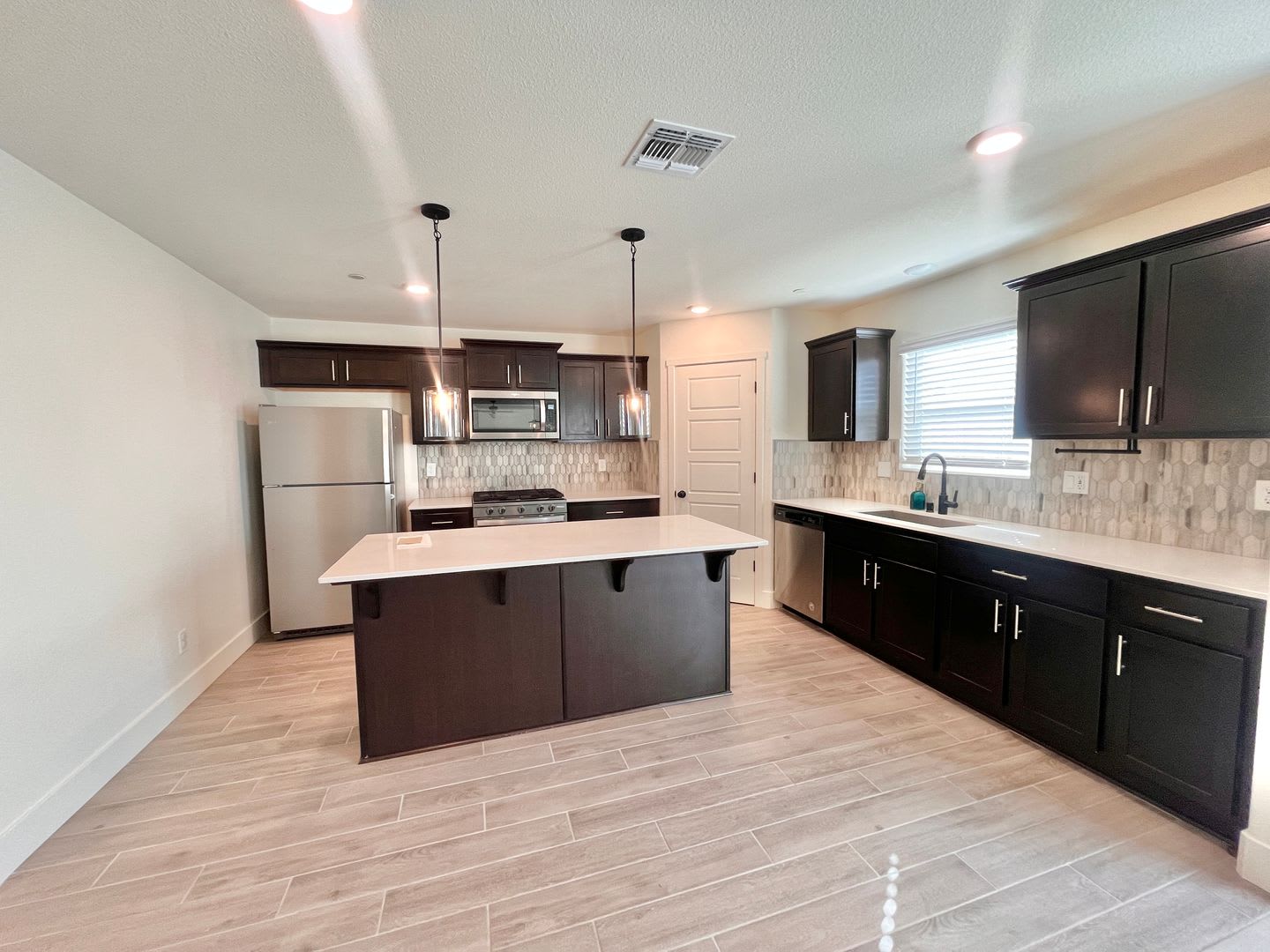 REDUCED! Spacious, Modern 4-Bedroom 2.5 Bath Home plus Den, Prime Location! With Solar! – photo 3