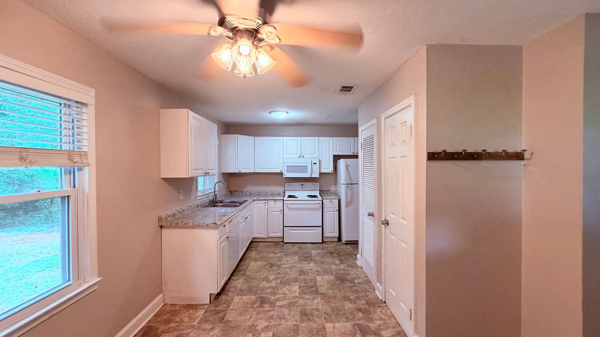 Lithia Springs 3 Bed 1 Bath Stepless Ranch Private Lot Carport – photo 2