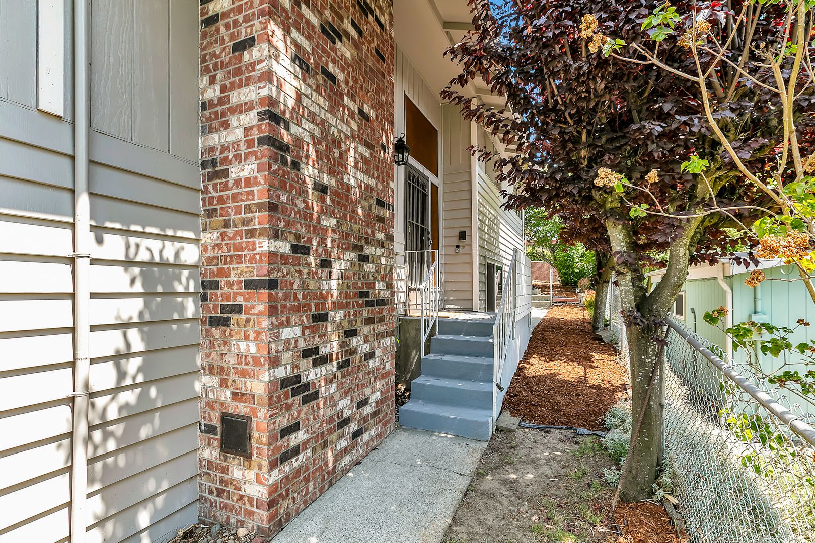 Fully Renovated 3BD Upper Duplex with Garage & Garden in West Seattle – photo 3