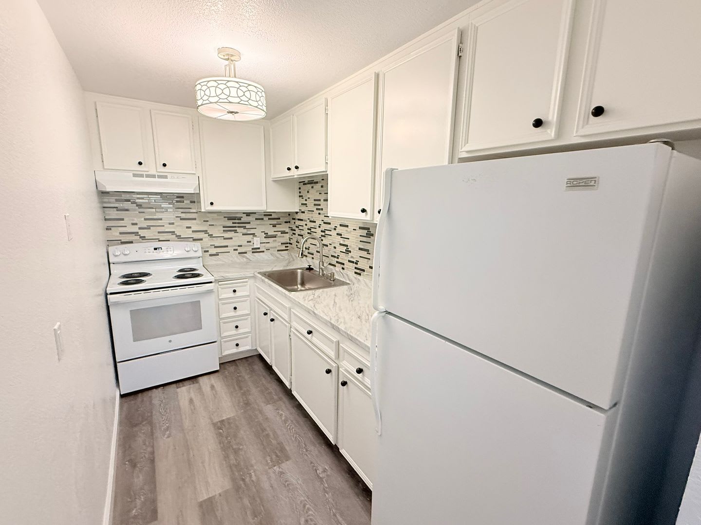 Beautifully Updated Corner Unit with Mountain Views in Palm Springs Villas I – photo 1
