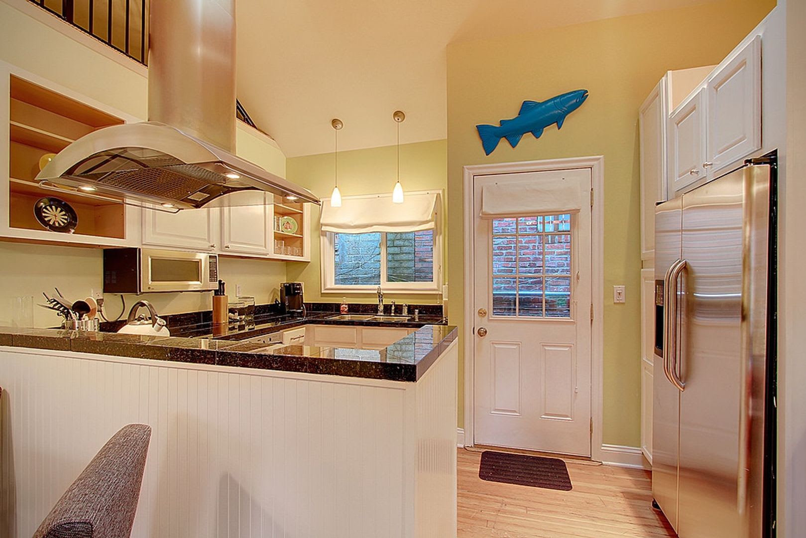 One Month Free Rent!* Furnished Cozy Bungalow Style Condo in Capitol Hill – photo 3