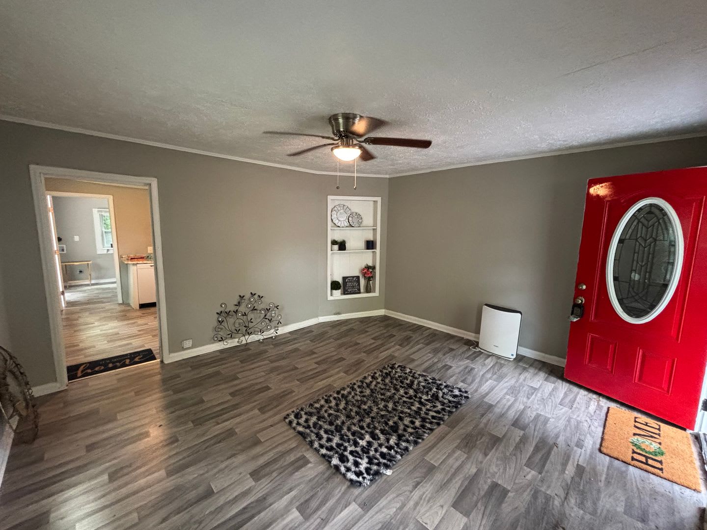 Spacious 3-Bed Home $1300 – photo 1