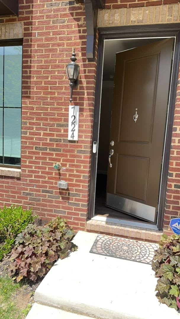 Beautiful contemporary TH in desirable North Hill – photo 2