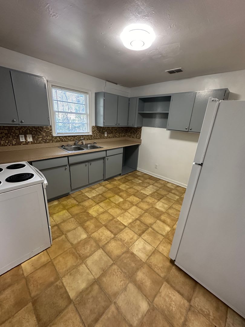 3 bedroom 1 bath house with a large back yard! Available now! – photo 5