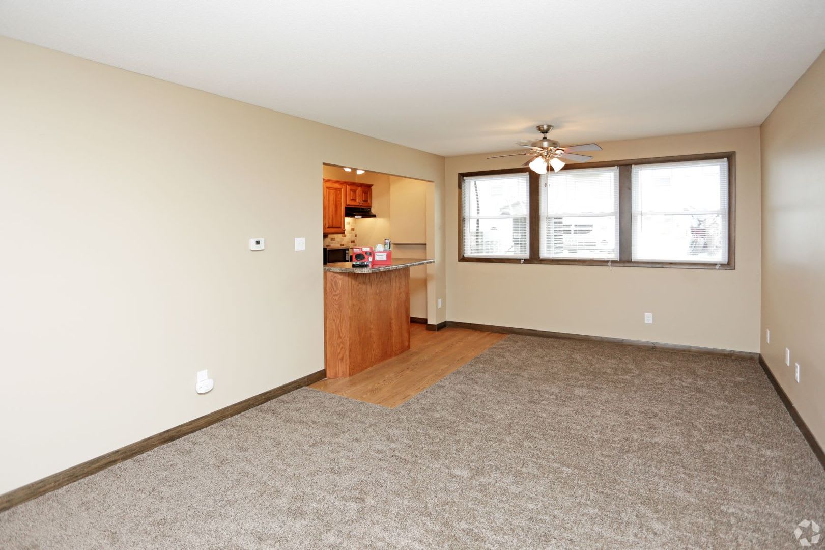 Large 1 2 Bedrooms Available Pet Friendly – photo 2