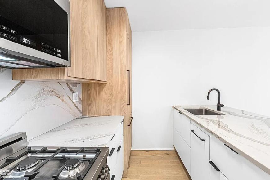 270 West 17Th Street – photo 3