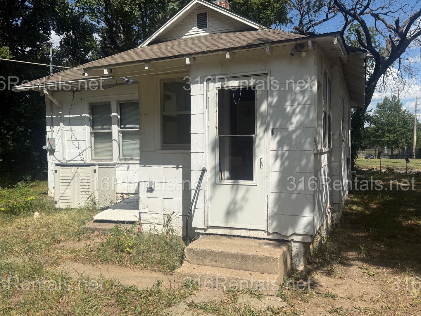 $1195- ** COMING SOON** 3 bedroom / 1 bathroom – photo 2
