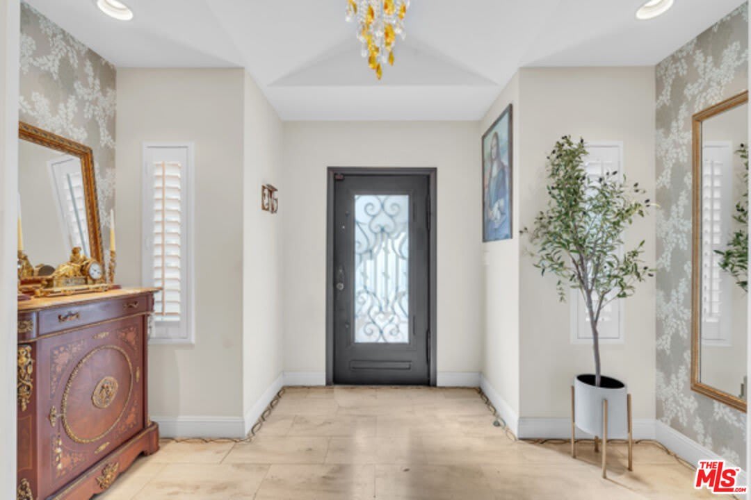 326 N Doheny Dr – photo 2