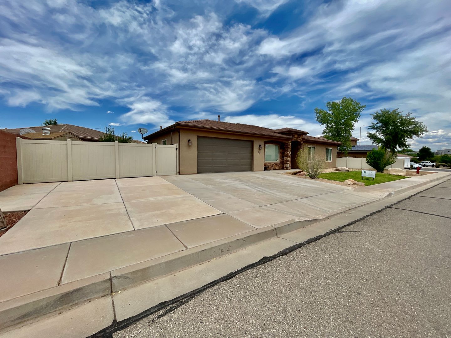 Pet-Friendly Three Bedroom Home in Riverside Heights – photo 2
