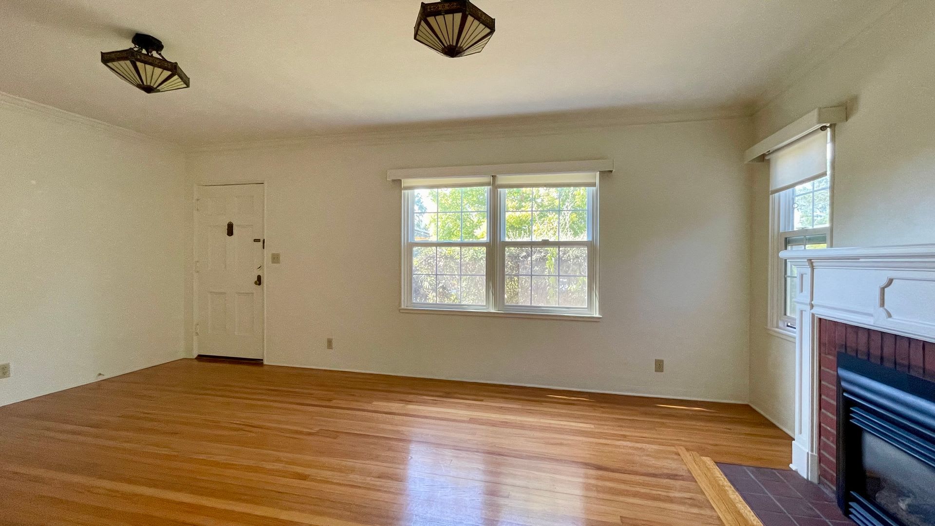 Single-Level 2-Bedroom 2-Bath House + Garage w/ Air Conditioning – photo 2