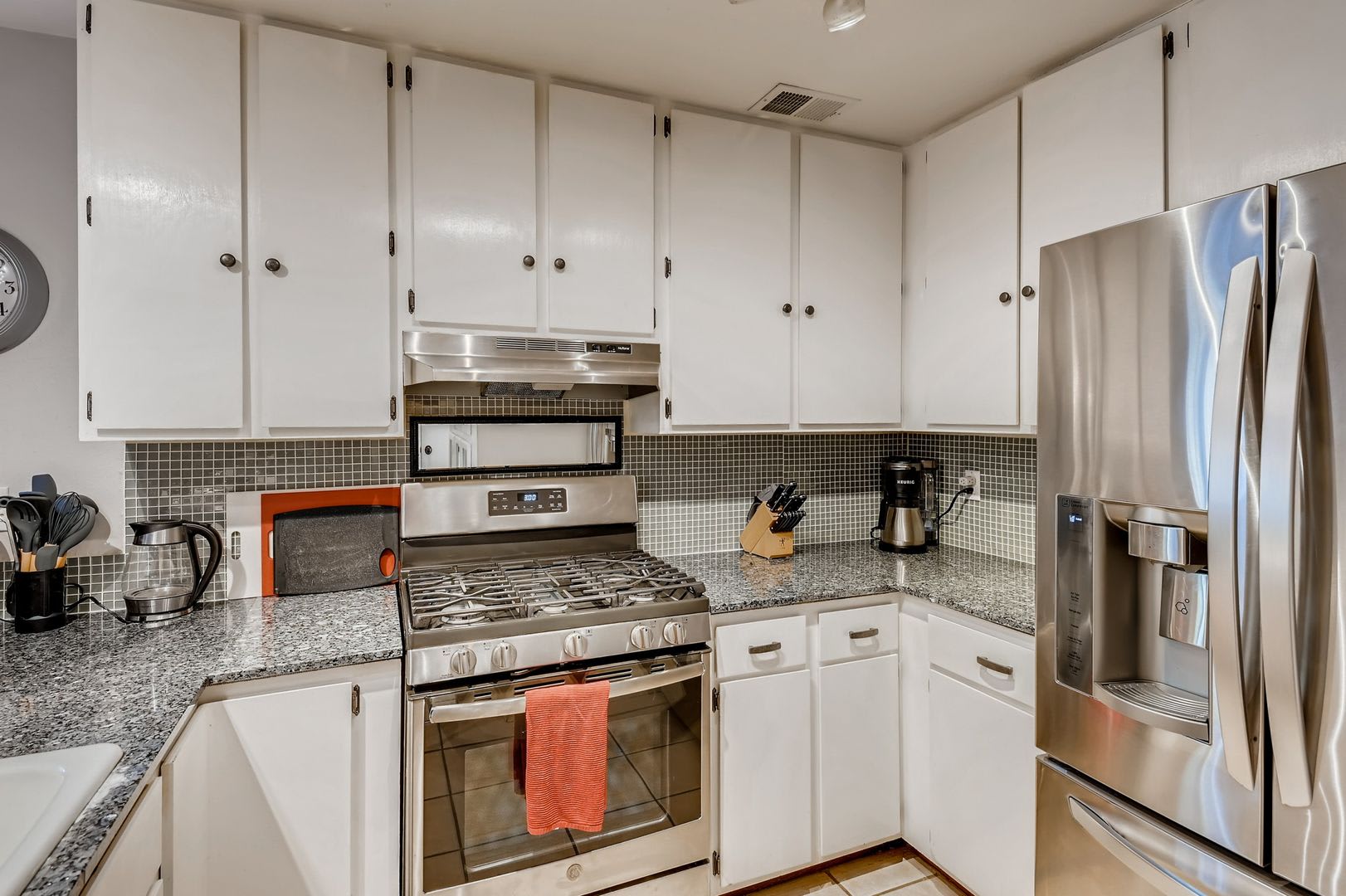 Outstanding 2 BDR With Dedicated Office – photo 2