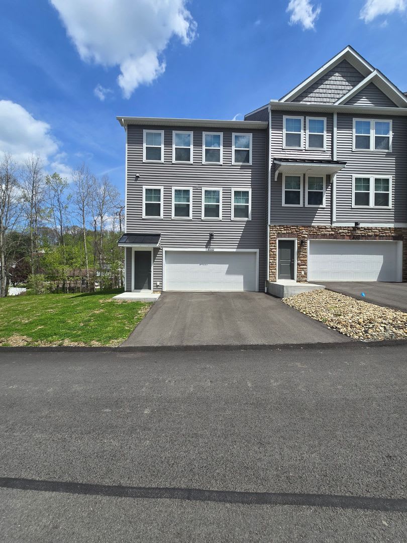 3 Bedroom End Unit Townhouse – photo 1