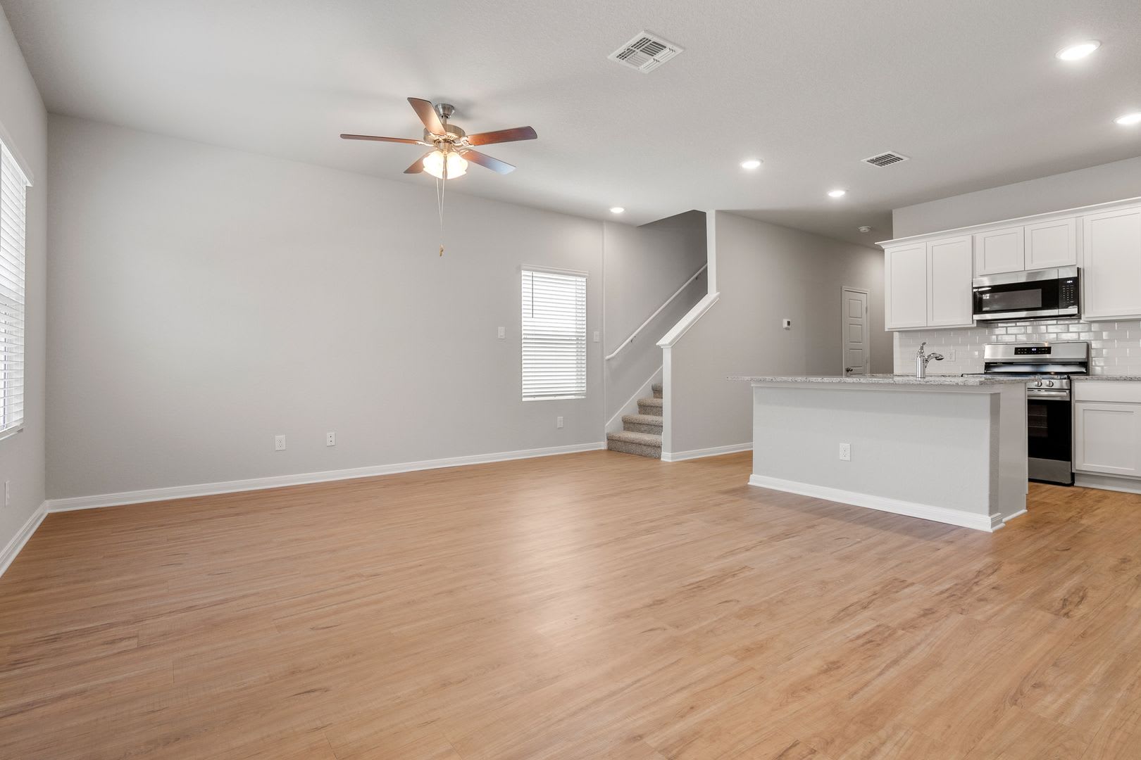 4 Week Free Move-In Special! Well-Maintained Townhome w/ Open Layout & Great Accessibility – photo 4