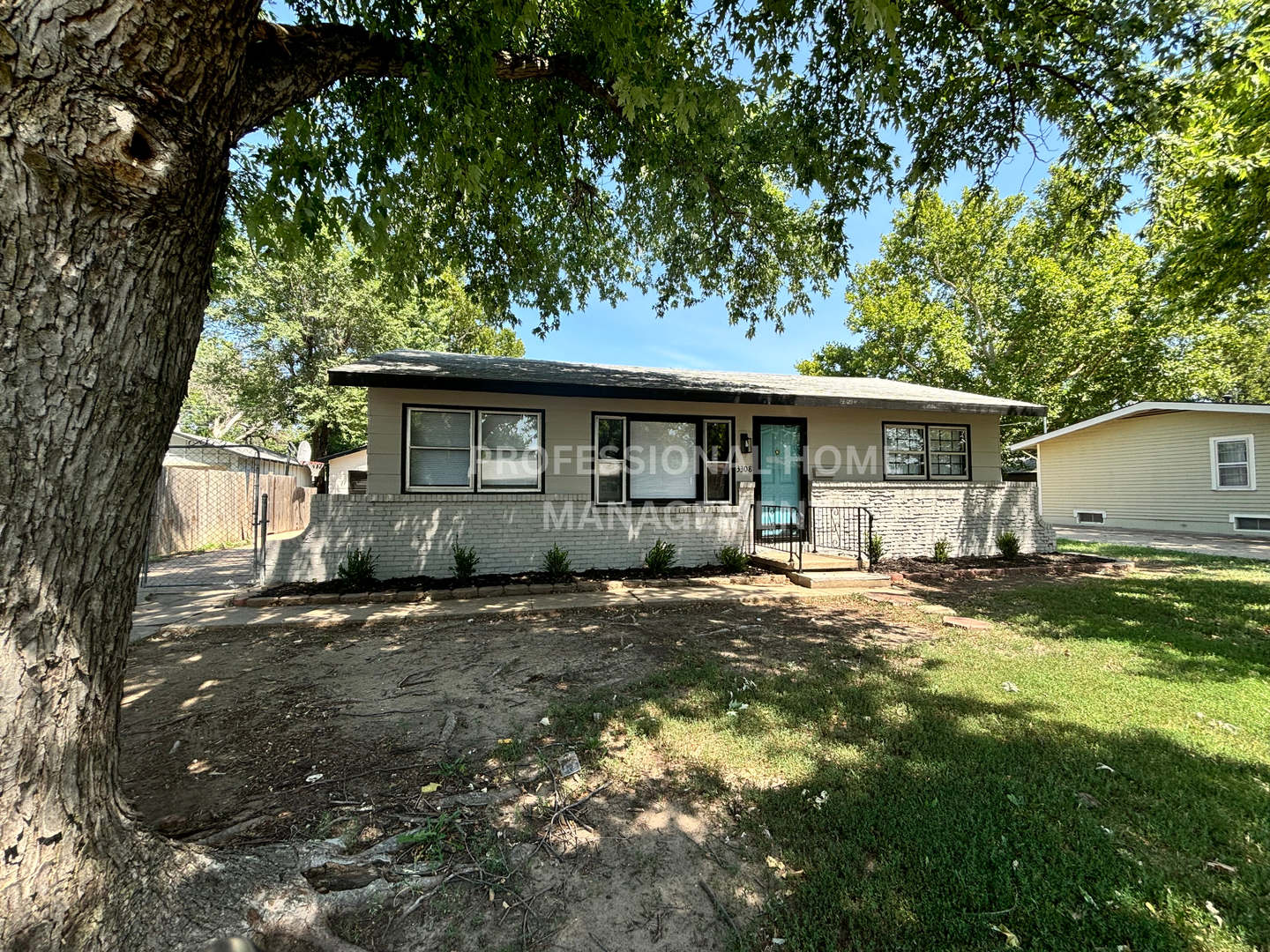 Beautiful 3 Bedroom 1 Bath home with a 4+ Car Garage! – photo 1