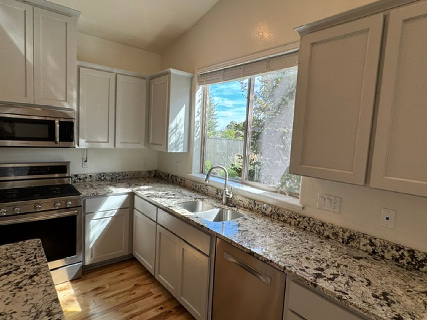 SPACIOUS & BEAUTIFUL 3-BEDROOM HOME WITH CENTRAL A/C & FIREPLACE! – photo 4
