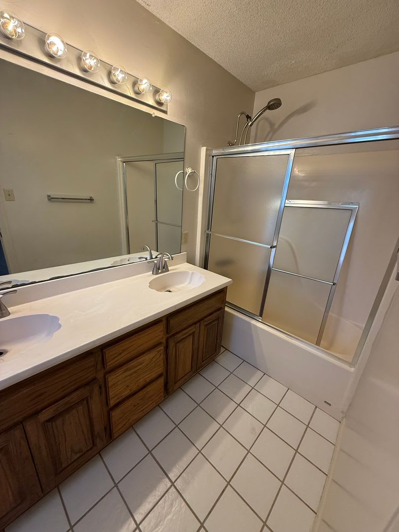 3 Bed 2 Bath 2 Car Garage Has Gas Heat Hot Water – photo 3