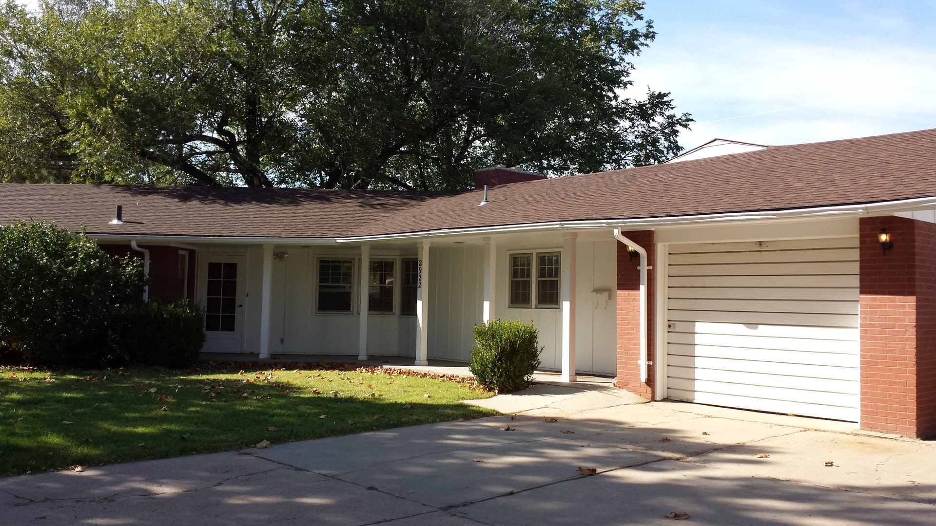 5 Bedrooms 2 Bath House With Attached Garage – photo 2