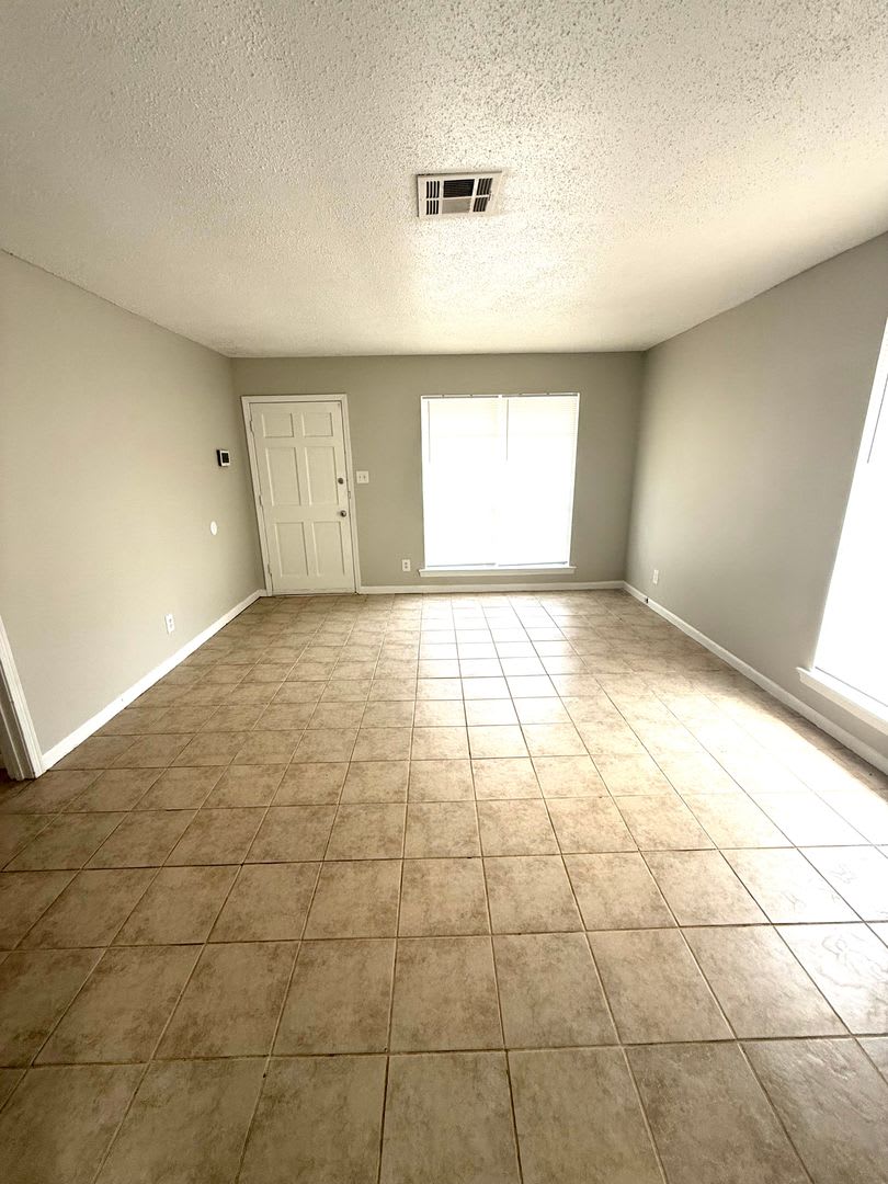** 3 bed 1.5 bath located in Regency park ** to schedule a self-tour – photo 3