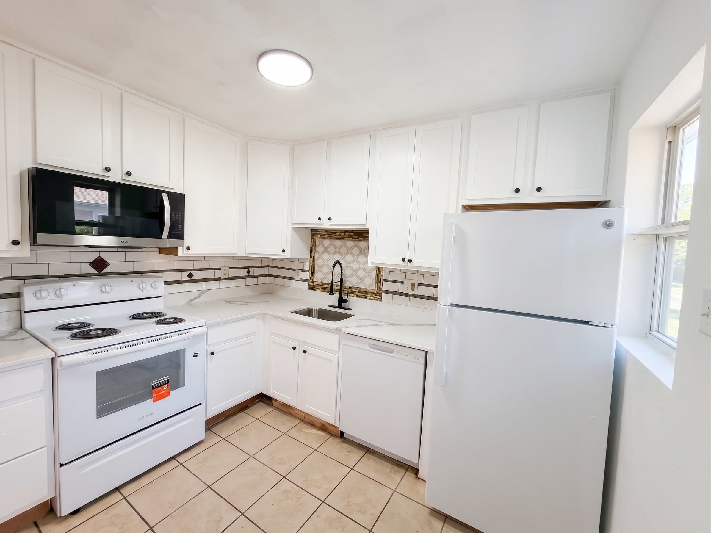 1462 Elmira Street – photo 2