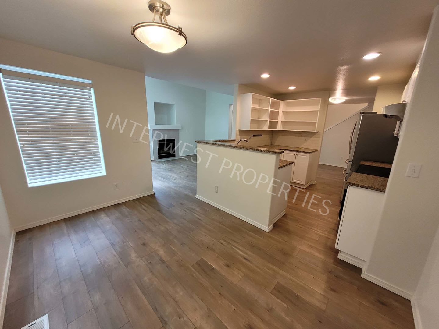 Beaverton 3 Bed 2 5Ba Beautiful 2 Story Condo With 2 Car Garage Gas Fireplace High Ceilings Patio – photo 4