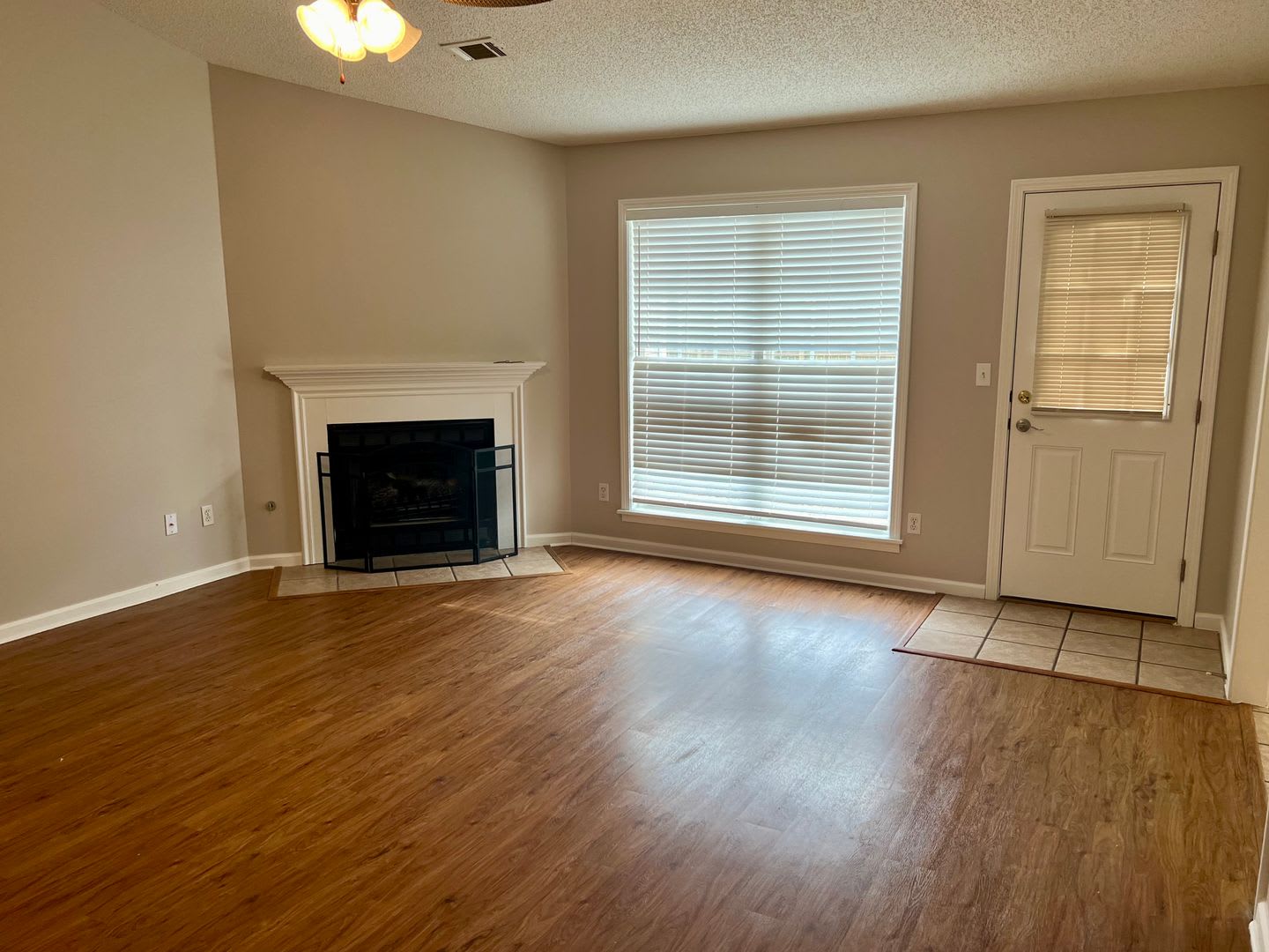 4 Bed, 2 Bath with Fenced Yard, Two-Car Garage, and Jetted Tub – photo 3
