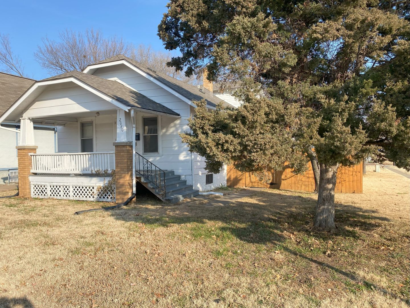 2+BR Across the street from Washburn University. Perfect for students or professor – photo 2