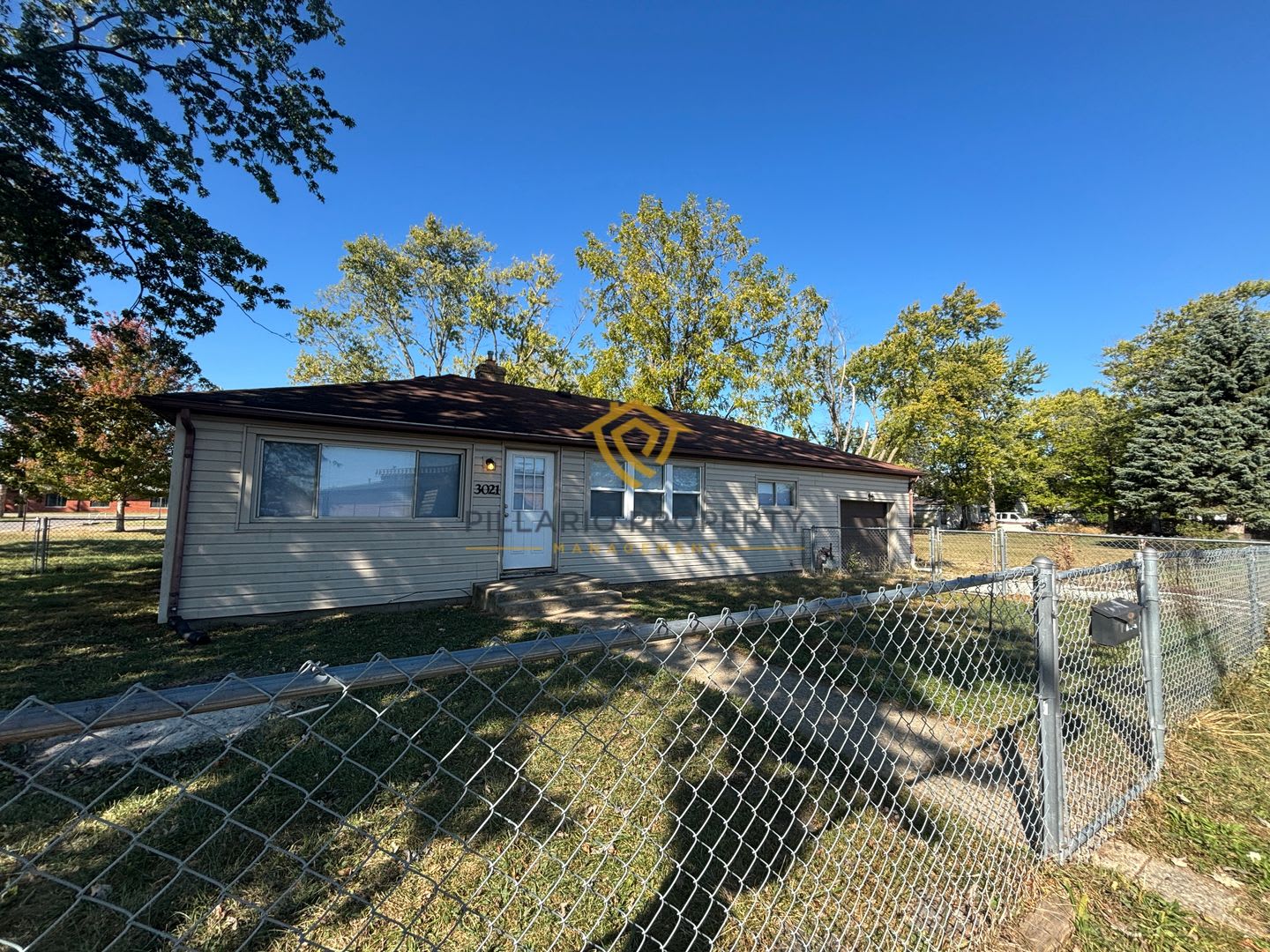 Charming Ranch On a Corner Lot in Anderson, 2 Bedroom, 1 Bathroom with Attached Garage Available NOW! – photo 2