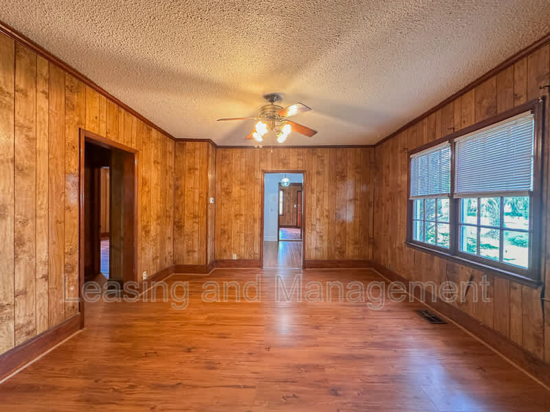 211 W Poplar Street – photo 5