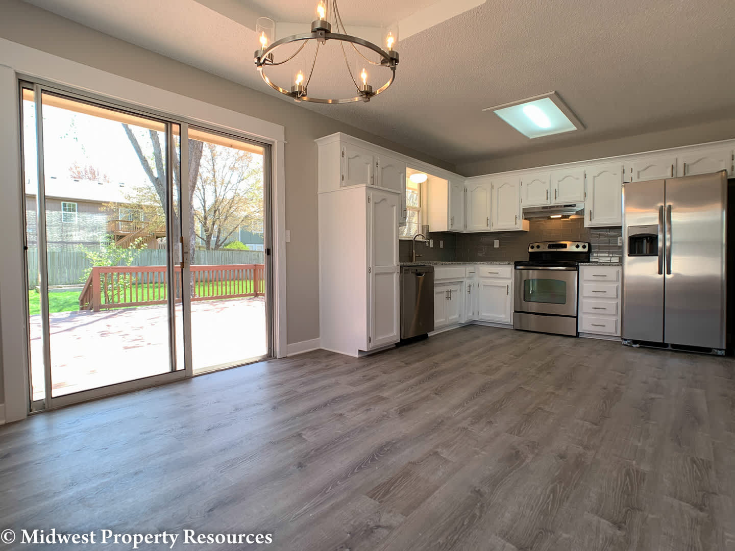 Wow! Everything is new! 3 bedrooms, 2.5 baths with a fenced backyard! – photo 5