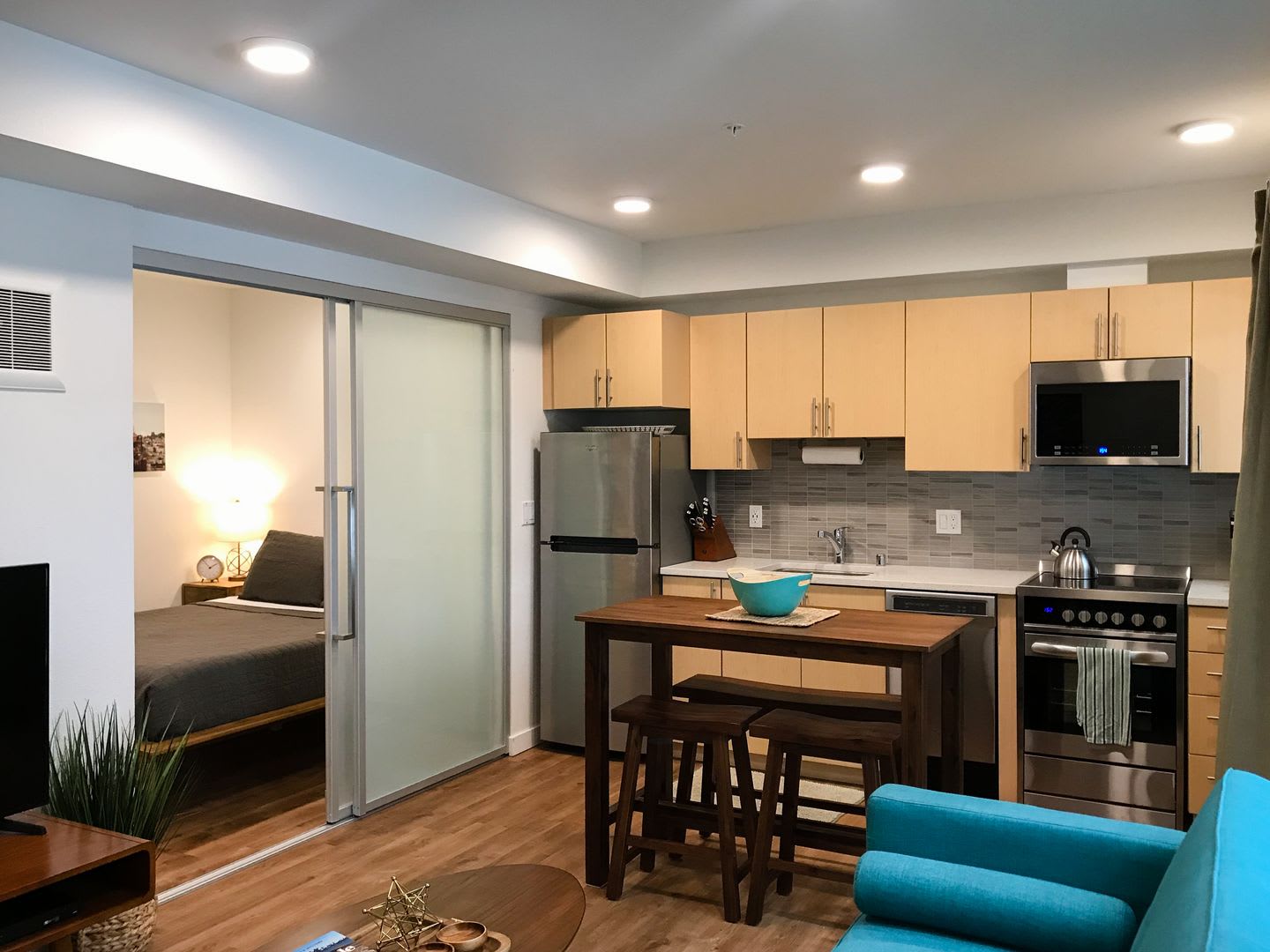 1 Bed 1 Bath Capitol Hill Condo! Rooftop + Gym Access – photo 3