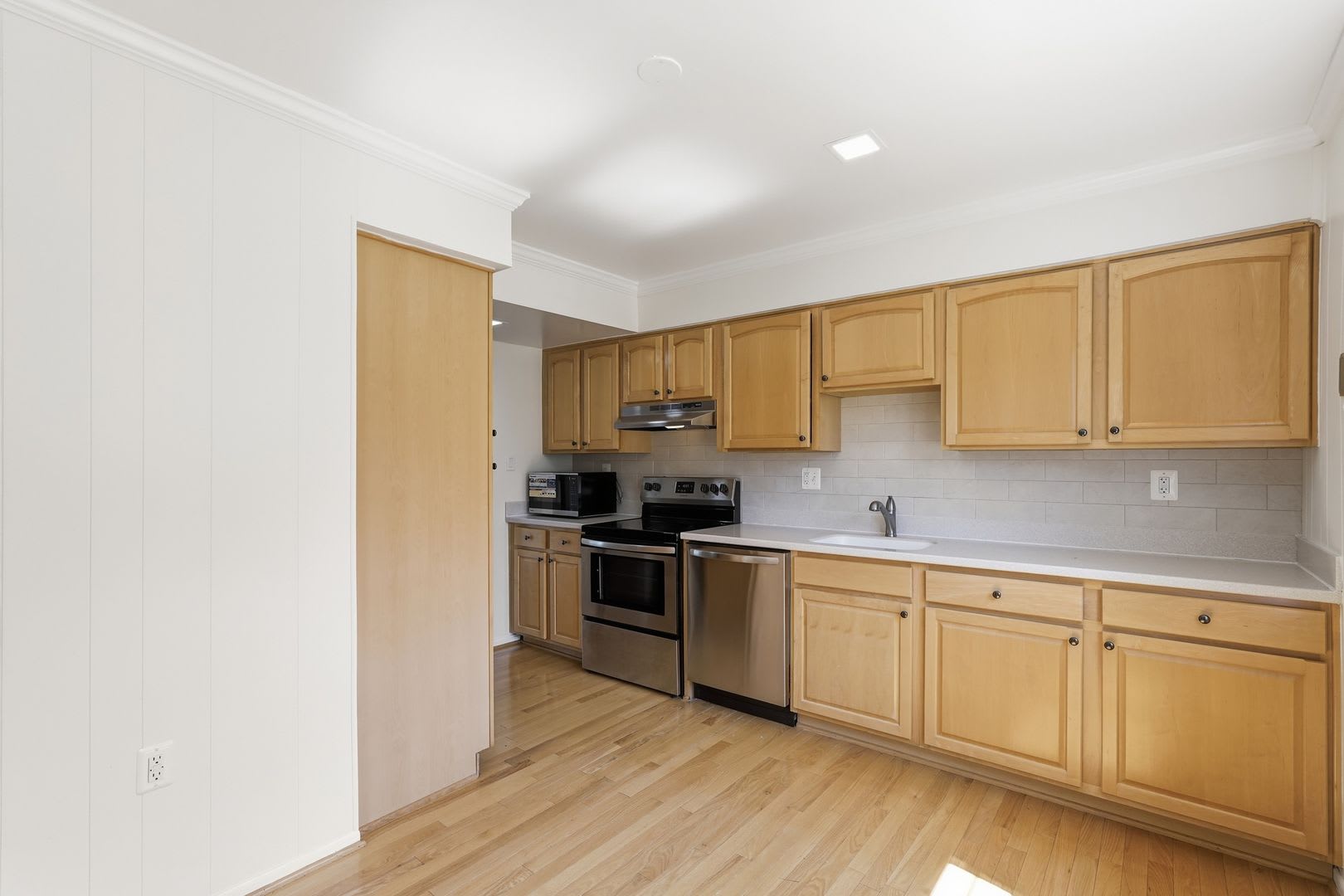 Beautifully Updated Townhome in Burke Station Square – photo 4