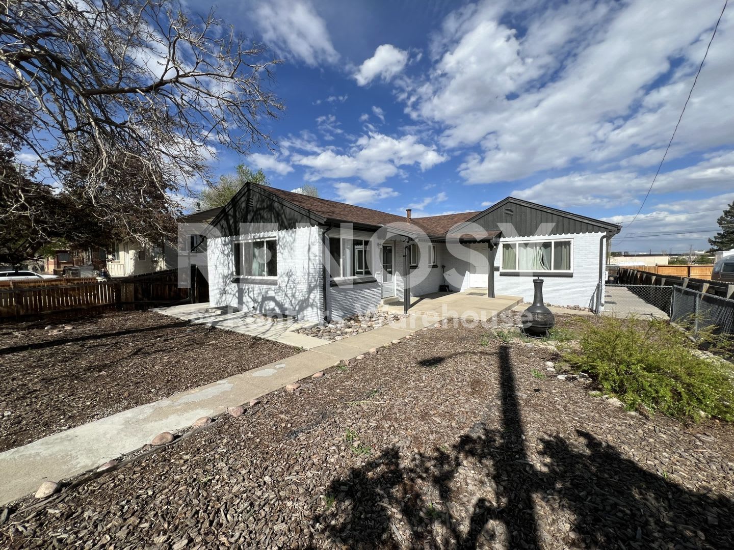 Charming 2 Bedroom 1 bathroom Available Now! – photo 4