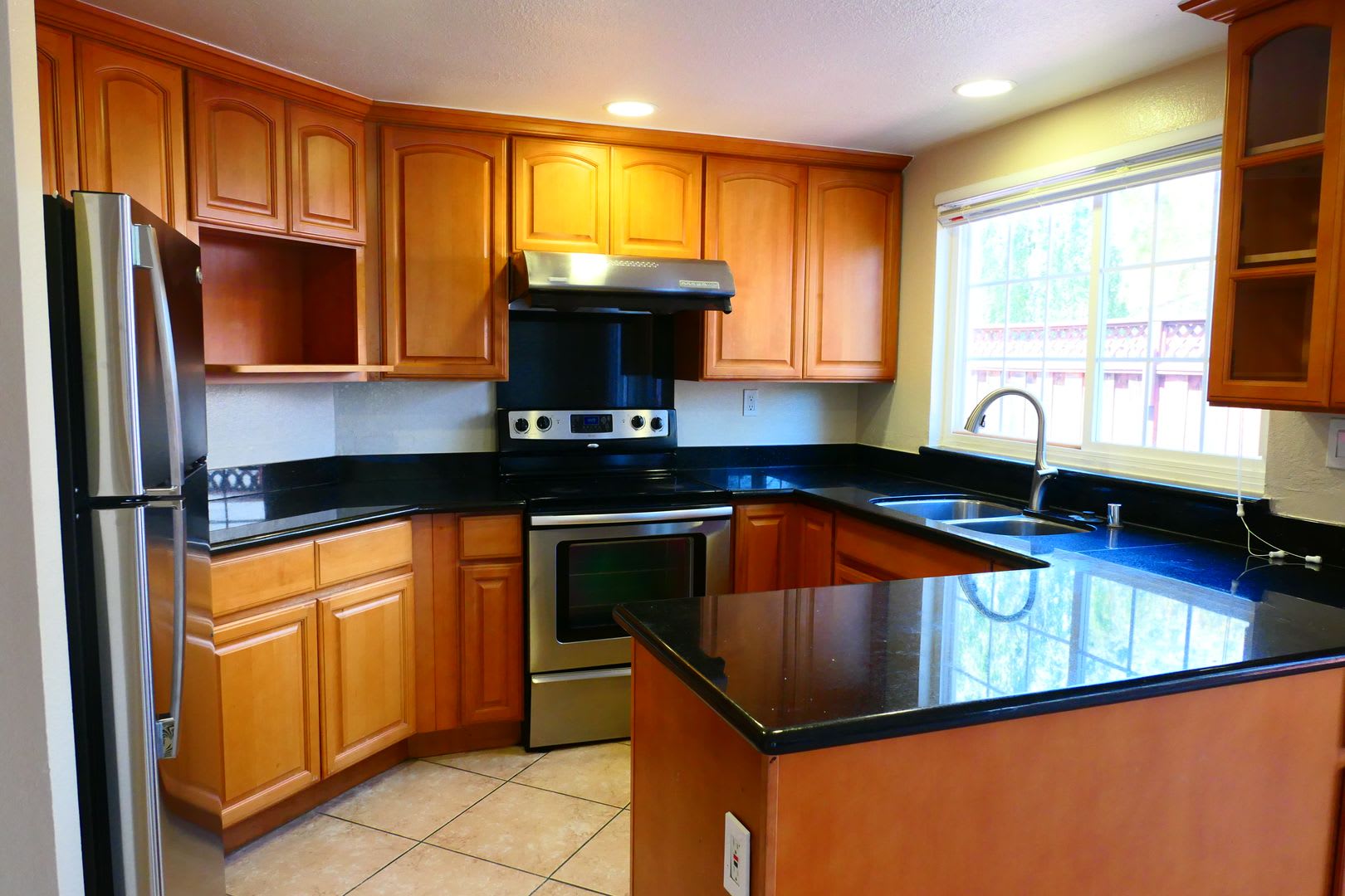 3bed/2 full bath + 1 office in the backyard. Single Family Home! – photo 4