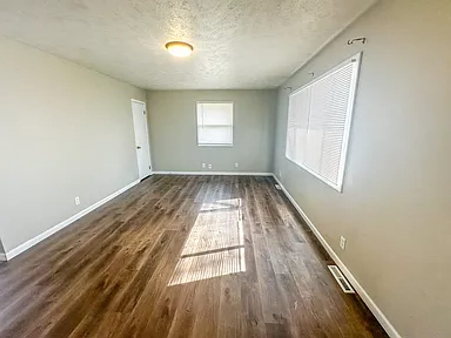 5611 S 113Th St 4 Bed 2 Bath In Millard School District Updated Kitchen Drive Under 2 Car Garage Finished Basement – photo 3